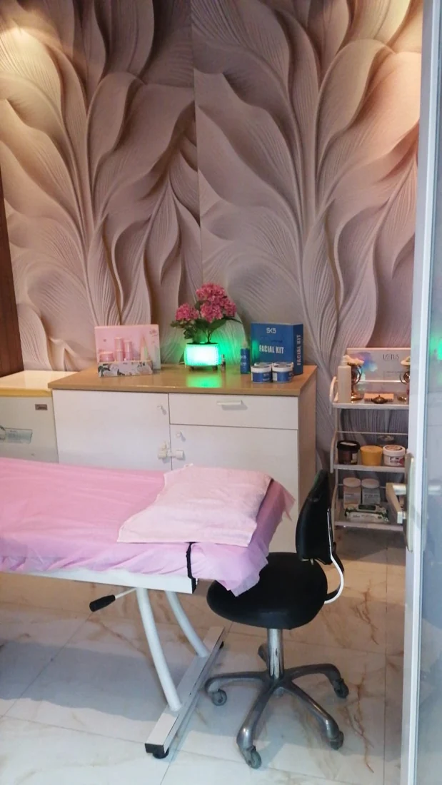 Private covered treatment bed in the actual beauty center